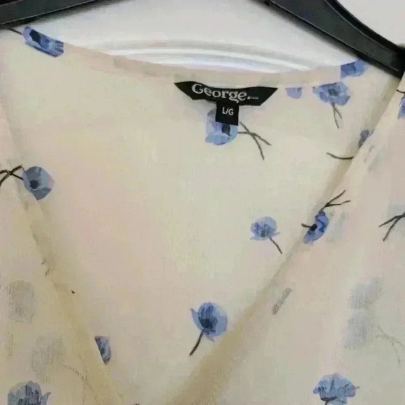 Cream with blue flowers George size large blouse - Picture 4 of 5